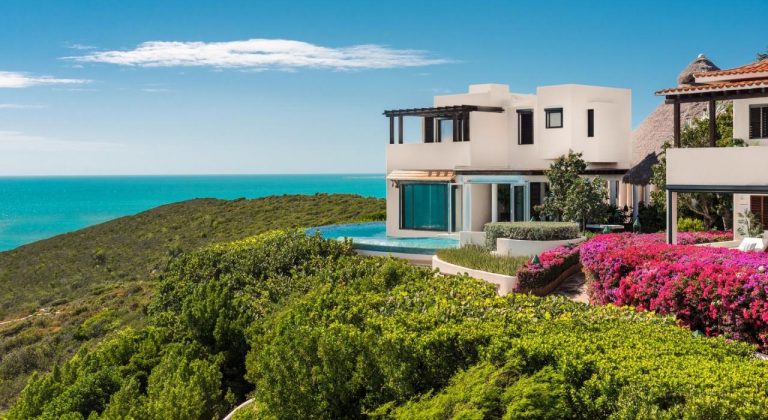 Bajacu in Ocean Drive, Turks and Caicos
